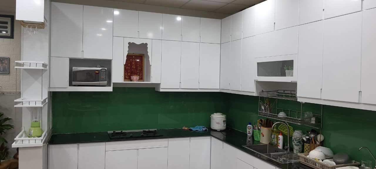 Giá tấm nhựa làm tủ bếp