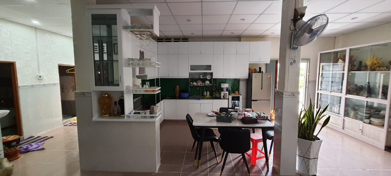 Giá tấm nhựa làm tủ bếp