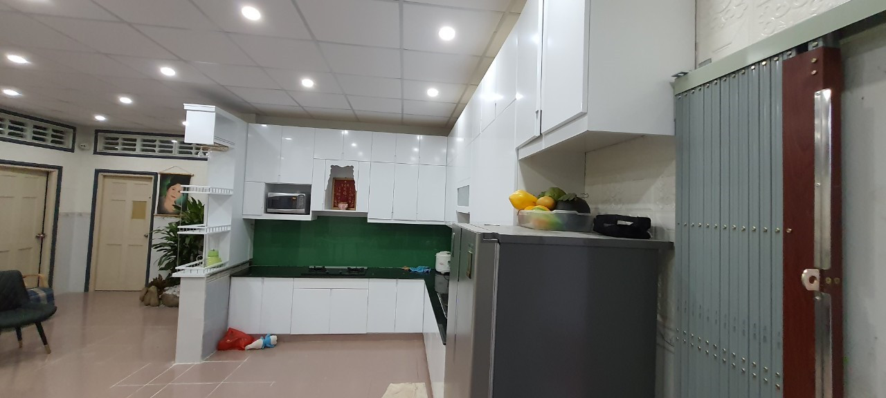 Giá tấm nhựa làm tủ bếp