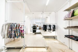 Vật liệu nhựa PVC PLASKER làm kệ trang trí shop thời trang