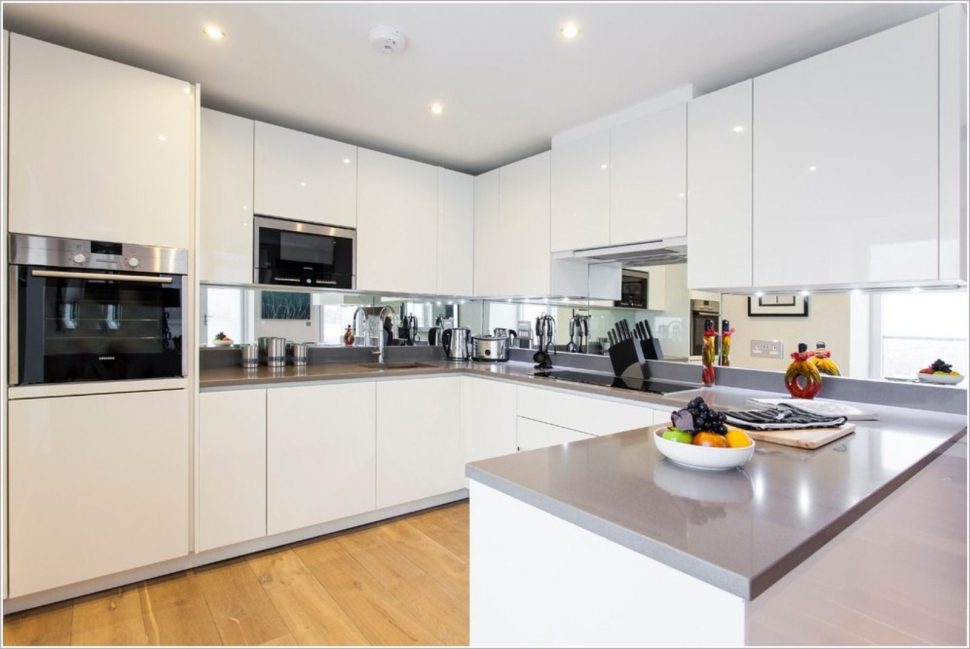 Tủ bếp nhựa và tủ bếp gỗ tự nhiên có ưu nhược điểm gì