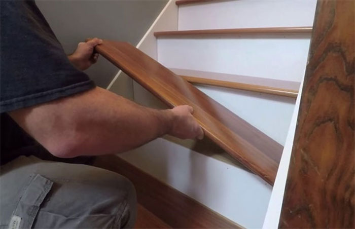 ốp cầu thang bằng tấm nhựa PVC