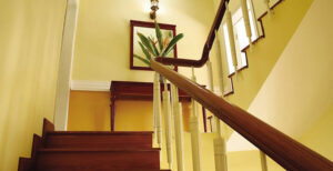 ốp cầu thang bằng tấm nhựa PVC