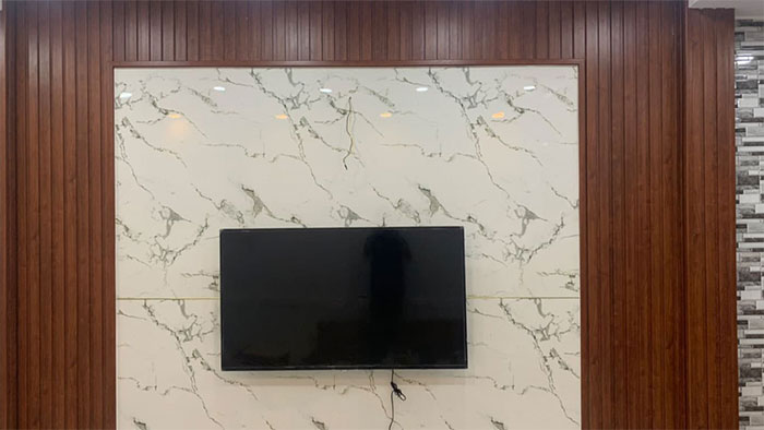 ốp vách tivi bằng tấm nhựa pvc