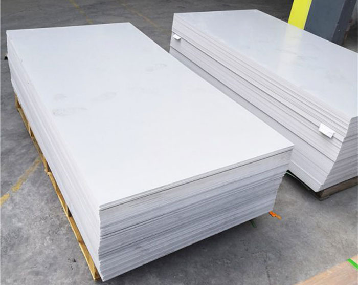 phân biệt tấm nhựa pvc và gỗ nhựa composite