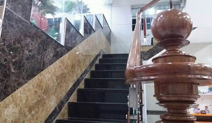 Ưu điểm khi sử dụng tấm PVC để ốp cầu thang