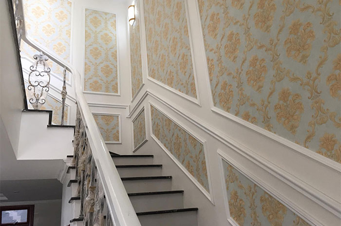 Ưu điểm khi sử dụng tấm PVC để ốp cầu thang