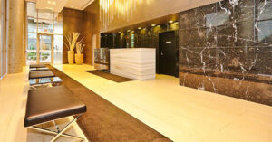 Gia chủ mệnh kim nên chọn tấm nhựa pvc màu gì?