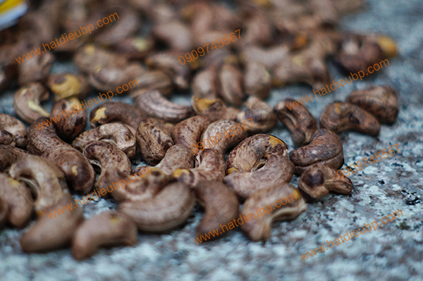 Làm hạt điều rang muối nguyên vỏ