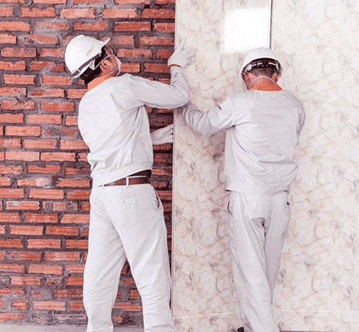 nên lựa chọn tấm nhựa PVC vân đá ốp tường hay tấm đá tự nhiên?