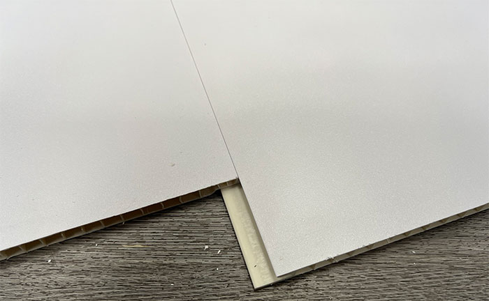 phân biệt tấm nhựa ốp tường pvc đặc và tấm nhựa nano