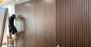 cách vệ sinh tấm nhựa giả gỗ PVC ốp tường đúng