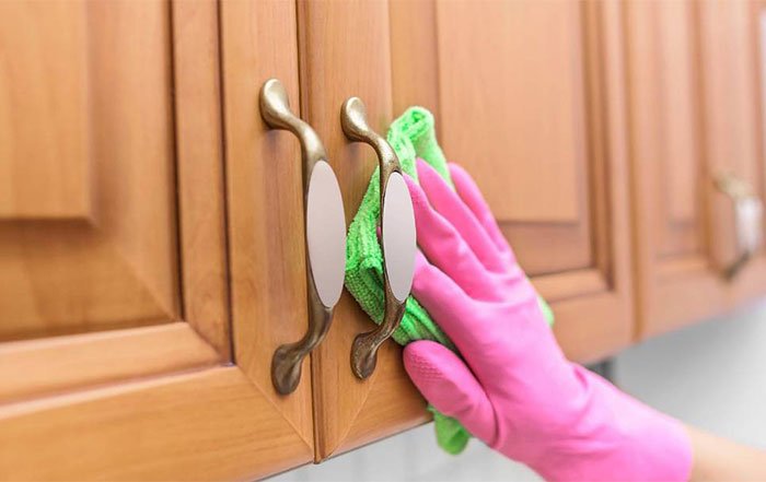 cách vệ sinh tấm nhựa giả gỗ PVC ốp tường đúng