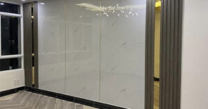 Vì sao tấm nhựa ốp tường PVC lại được nhiều người yêu thích