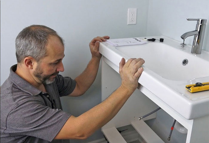 cách lắp đặt tủ lavabo bằng tấm PVC cho phòng tắm