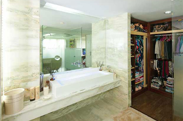 Lý do nên đặt một tủ quần áo trong phòng tắm?