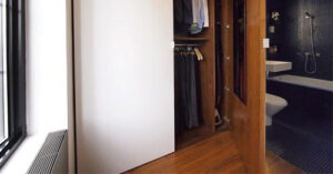 Lý do nên đặt một tủ quần áo trong phòng tắm?