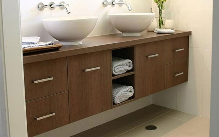 So sánh tủ lavabo PVC và lavabo gỗ