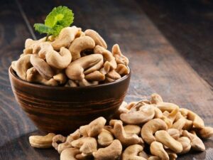 Ăn hạt điều rang muối